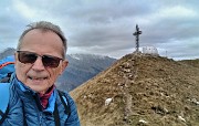 77 Selfie alla  Croce di vetta e Bivacco Locatelli del Due Mani (1656 m)